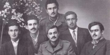 Μια υπέροχη, φιλική —συγγενική, παρέα του παρελθόντος, σε αναμνηστική φώτο το 1955 ή κάπου εκεί – Από τη στήλη του Γ. Καζαντζή στον ΠΑΛΜΟ
