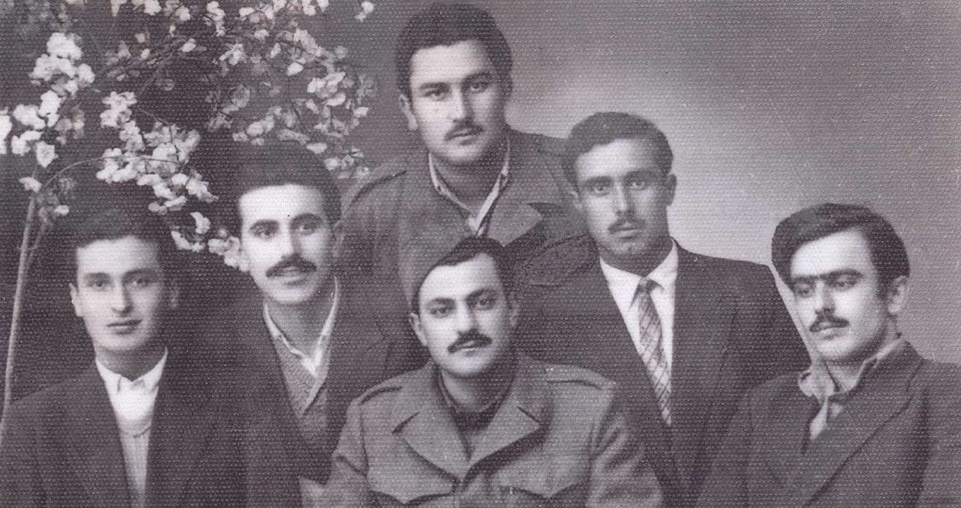 Μια υπέροχη, φιλική —συγγενική, παρέα του παρελθόντος, σε αναμνηστική φώτο το 1955 ή κάπου εκεί – Από τη στήλη του Γ. Καζαντζή στον ΠΑΛΜΟ