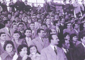 Φίλαθλοι του ΑΡΗ Πτολεμαίδος στο Εθνικό στάδιο της Φλώρινας το 1960 – Από τη στήλη του Γ. Καζαντζή στον ΠΑΛΜΟ