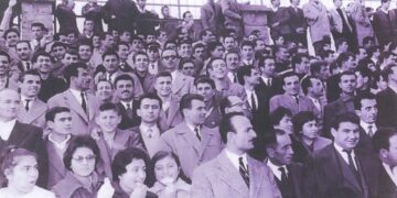 Φίλαθλοι του ΑΡΗ Πτολεμαίδος στο Εθνικό στάδιο της Φλώρινας το 1960 – Από τη στήλη του Γ. Καζαντζή στον ΠΑΛΜΟ