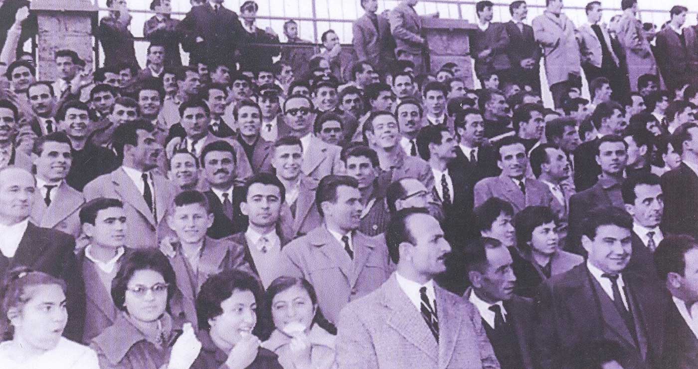 Φίλαθλοι του ΑΡΗ Πτολεμαίδος στο Εθνικό στάδιο της Φλώρινας το 1960 – Από τη στήλη του Γ. Καζαντζή στον ΠΑΛΜΟ