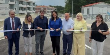 Εικόνες από τα εγκαίνια των 40 εργατικών κατοικιών στην Κυρακαλή Γρεβενών, παρουσία της Νίκης Κεραμέως
