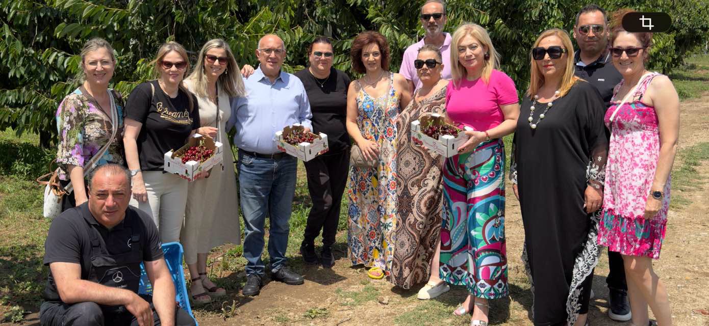 Στη συγκομιδή κερασιών στο Μηλοχώρι ο Μιχάλης Παπαδόπουλος