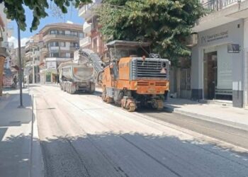 Ένα μηχάνημα ασφαλτόστρωσης εργάζεται στην οδό Μεγάλου Αλεξάνδρου στη Φλώρινα, ενώ ισχύουν οι κυκλοφοριακές ρυθμίσεις λόγω των εργασιών οδικής ασφάλειας.