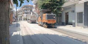Ένα μηχάνημα ασφαλτόστρωσης εργάζεται στην οδό Μεγάλου Αλεξάνδρου στη Φλώρινα, ενώ ισχύουν οι κυκλοφοριακές ρυθμίσεις λόγω των εργασιών οδικής ασφάλειας.
