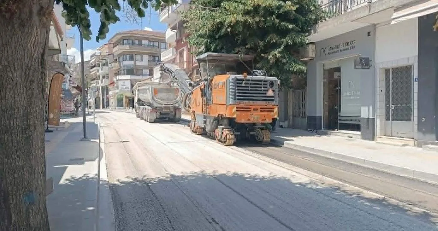 Ένα μηχάνημα ασφαλτόστρωσης εργάζεται στην οδό Μεγάλου Αλεξάνδρου στη Φλώρινα, ενώ ισχύουν οι κυκλοφοριακές ρυθμίσεις λόγω των εργασιών οδικής ασφάλειας.