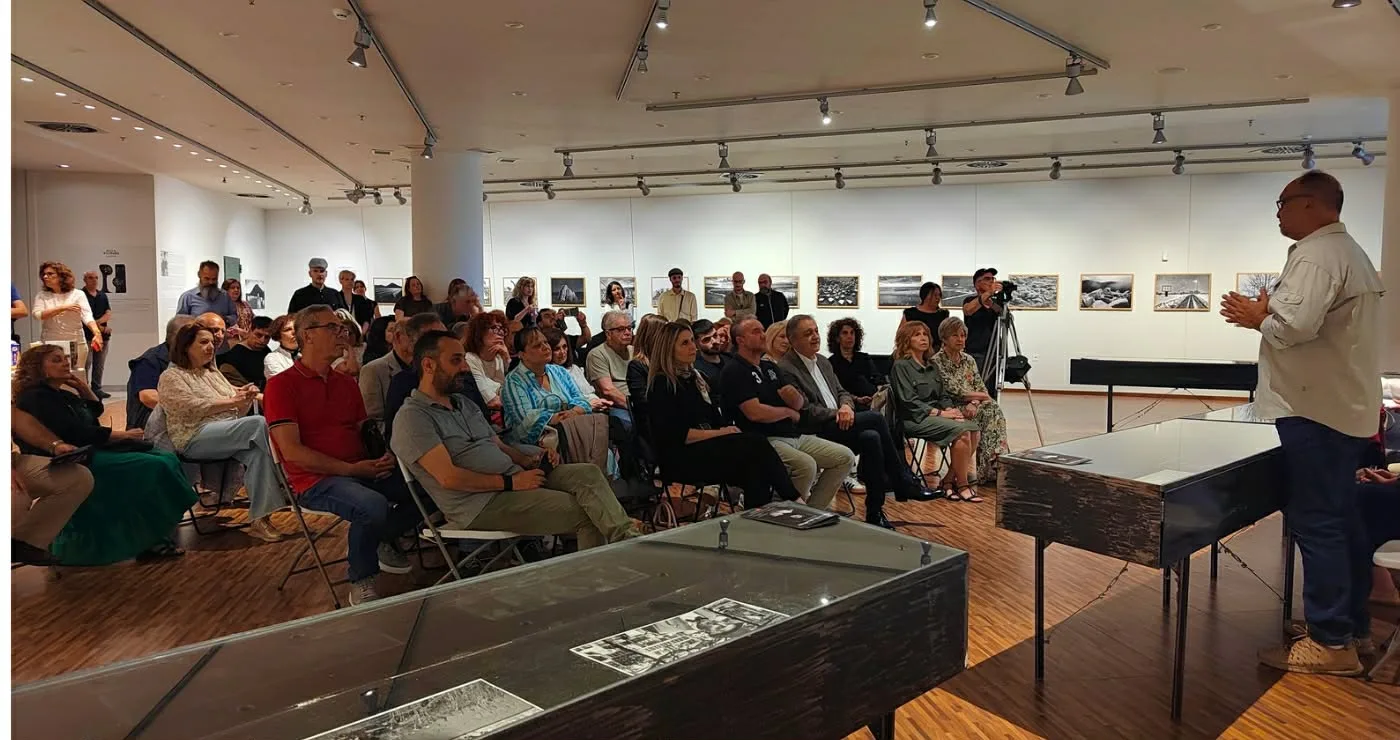 «Πριν τη Μεγάλη Θλίψη»: Άνοιξε τις πύλες της η νέα έκθεση του Αλέξανδρου Βρεττάκου στην Κοζάνη (Φωτογραφίες – Βίντεο)