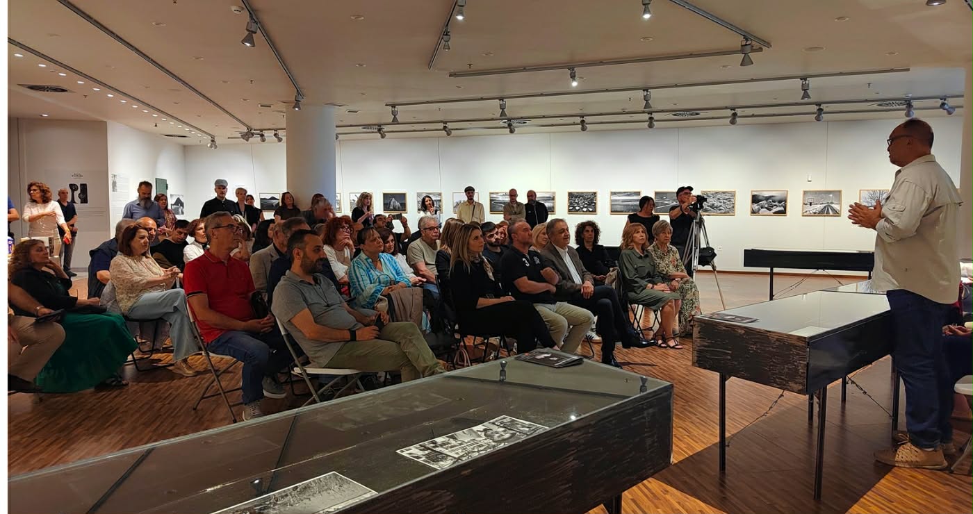 «Πριν τη Μεγάλη Θλίψη»: Άνοιξε τις πύλες της η νέα έκθεση του Αλέξανδρου Βρεττάκου στην Κοζάνη (Φωτογραφίες – Βίντεο)
