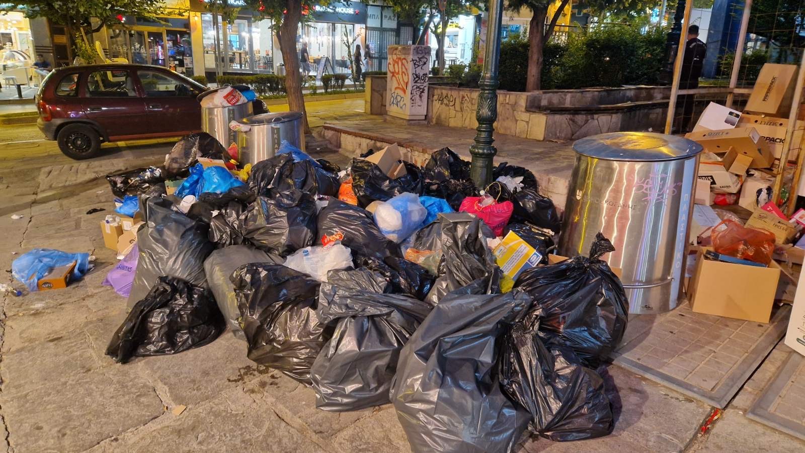 Απλήρωτοι εργαζόμενοι και Κυριακή με γεμάτους κάδους από σκουπίδια στην Κοζάνη