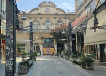 Θεσσαλονίκη: Το «μυστικό» σημείο με τους τεράστιους υπαίθριους ανεμιστήρες που προσφέρει ανάσα δροσιάς στο κέντρο της πόλης (της Κούλας Πουλασιχίδου)