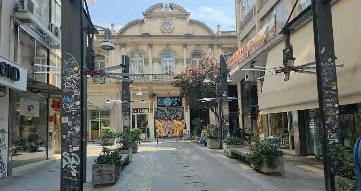 Θεσσαλονίκη: Το «μυστικό» σημείο με τους τεράστιους υπαίθριους ανεμιστήρες που προσφέρει ανάσα δροσιάς στο κέντρο της πόλης (της Κούλας Πουλασιχίδου)