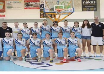 Η ομάδα των Εκπαιδευτηρίων Πλάτωνα, ντυμένη με μπλε φόρμες, ποζάρει χαμογελαστή στο γήπεδο μπάσκετ του Πανελληνίου Παιδών.