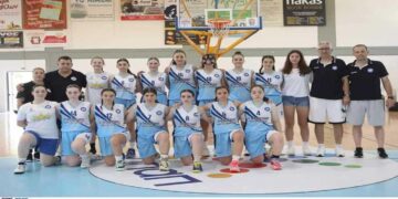 Η ομάδα των Εκπαιδευτηρίων Πλάτωνα, ντυμένη με μπλε φόρμες, ποζάρει χαμογελαστή στο γήπεδο μπάσκετ του Πανελληνίου Παιδών.