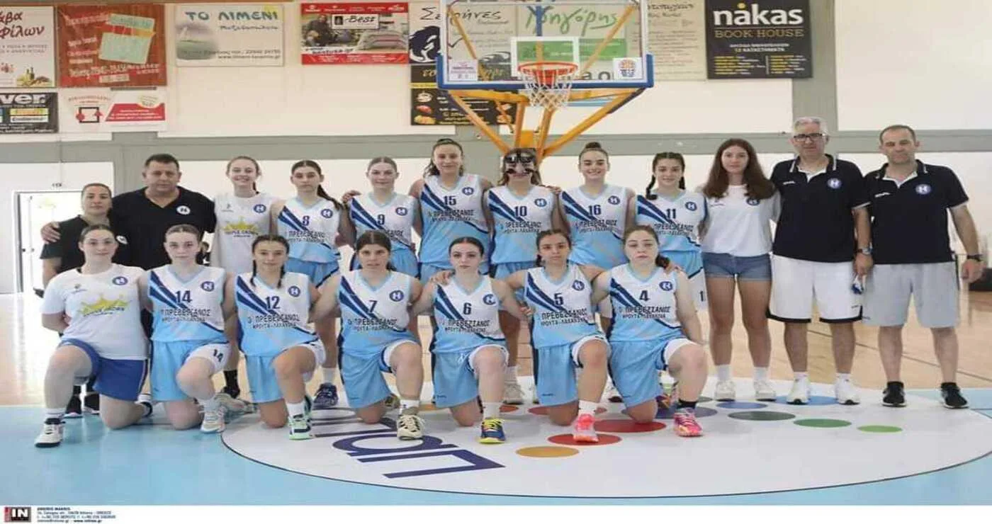 Η ομάδα των Εκπαιδευτηρίων Πλάτωνα, ντυμένη με μπλε φόρμες, ποζάρει χαμογελαστή στο γήπεδο μπάσκετ του Πανελληνίου Παιδών.