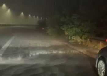 Χαμός από δυνατή βροχή και χαλάζι χθες έξω από την Κοζάνη – Σταμάτησαν στη ΛΕΑ και κάτω από γέφυρα οι οδηγοί (video)