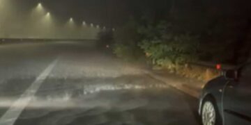 Χαμός από δυνατή βροχή και χαλάζι χθες έξω από την Κοζάνη – Σταμάτησαν στη ΛΕΑ και κάτω από γέφυρα οι οδηγοί (video)