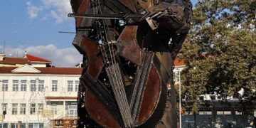 Το μεταλλικό γλυπτό «Κοντράλτο», μια αρκούδα που παίζει κοντραμπάσο, δεσπόζει στην πλατεία Μεγάλου Αλεξάνδρου στη Φλώρινα μετά τη συντήρηση του.