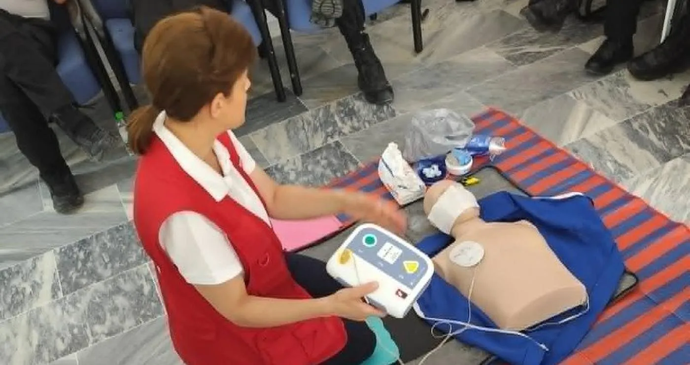 Μια εκπαιδεύτρια του Ερυθρού Σταυρού παρουσιάζει έναν αυτόματο εξωτερικό απινιδωτή (AED) στα μέλη της Δημοτικής Αστυνομίας Φλώρινας κατά τη διάρκεια μιας επίδειξης Πρώτων Βοηθειών.