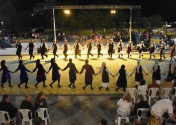 Χορευτές σχηματίζουν έναν μεγάλο κύκλο χορεύοντας στο Νέο Πάρκο της Φλώρινας κατά τη διάρκεια του Πολιτιστικού Καλοκαιριού 2026.