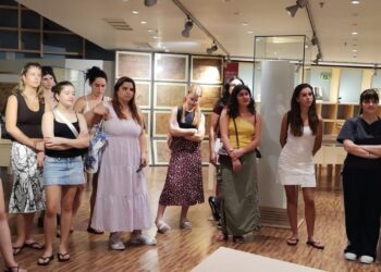 Μια ομάδα φοιτητών του Θερινού Σχολείου Ελληνικής Γλώσσας εξερευνά τις σπάνιες συλλογές στην Κοβεντάρειο Βιβλιοθήκη Κοζάνης.