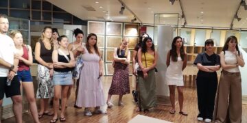 Μια ομάδα φοιτητών του Θερινού Σχολείου Ελληνικής Γλώσσας εξερευνά τις σπάνιες συλλογές στην Κοβεντάρειο Βιβλιοθήκη Κοζάνης.