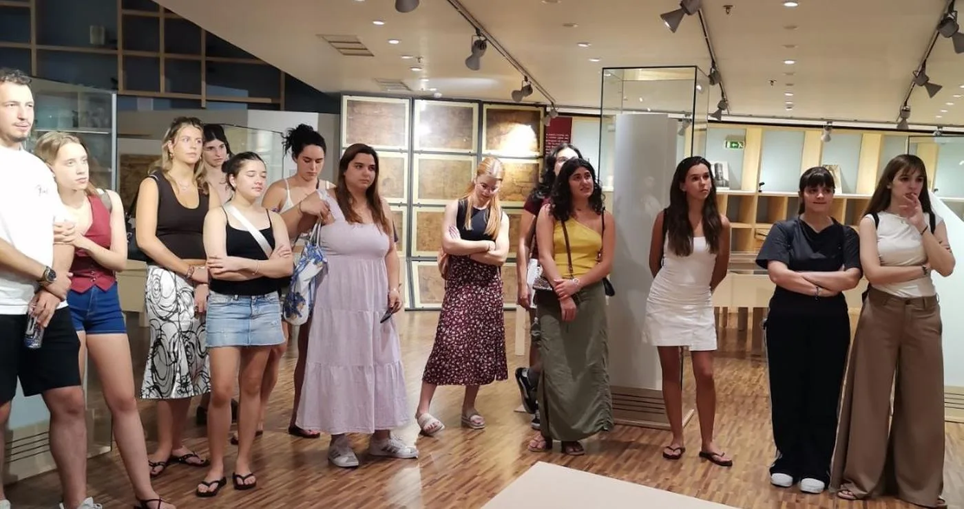 Μια ομάδα φοιτητών του Θερινού Σχολείου Ελληνικής Γλώσσας εξερευνά τις σπάνιες συλλογές στην Κοβεντάρειο Βιβλιοθήκη Κοζάνης.