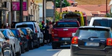 Πτολεμαΐδα τώρα: Συναγερμός σε Πυροσβεστική και ΕΚΑΒ – Ένας ενήλικας έπεσε από τον 2ο όροφο