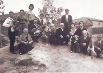 Οικογενειακή φιλική παρέα καλωσορίζει τον ερχομό της άνοιξης το 1951 – Από τη στήλη του Γ. Καζαντζή στον ΠΑΛΜΟ