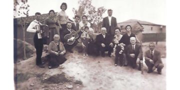 Οικογενειακή φιλική παρέα καλωσορίζει τον ερχομό της άνοιξης το 1951 – Από τη στήλη του Γ. Καζαντζή στον ΠΑΛΜΟ