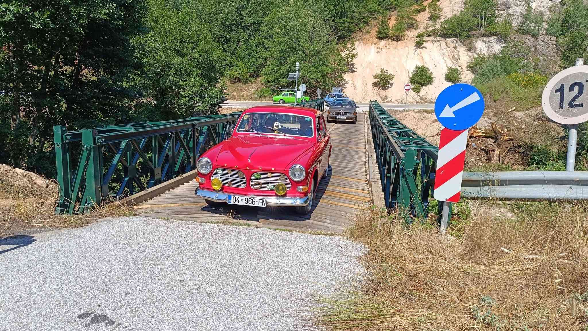 Volvo_Amazon_on_Ladopotamos_Bridge_compressed.jpg