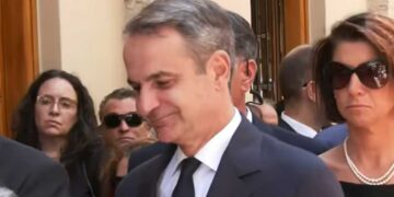 Η Αλεξία Μπακογιάννη στο τελευταίο «αντίο» της Βάγιας Νέστορα