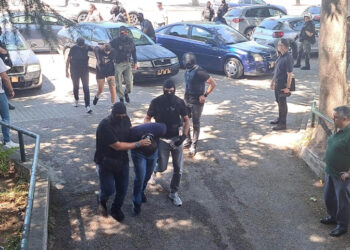 Στον ανακριτή οι τρεις συλληφθέντες για τη δολοφονία της Βάγιας Νέστορα – Συγκέντρωση αναρχικών έξω από τα δικαστήρια