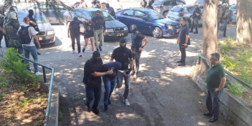 Στον ανακριτή οι τρεις συλληφθέντες για τη δολοφονία της Βάγιας Νέστορα – Συγκέντρωση αναρχικών έξω από τα δικαστήρια