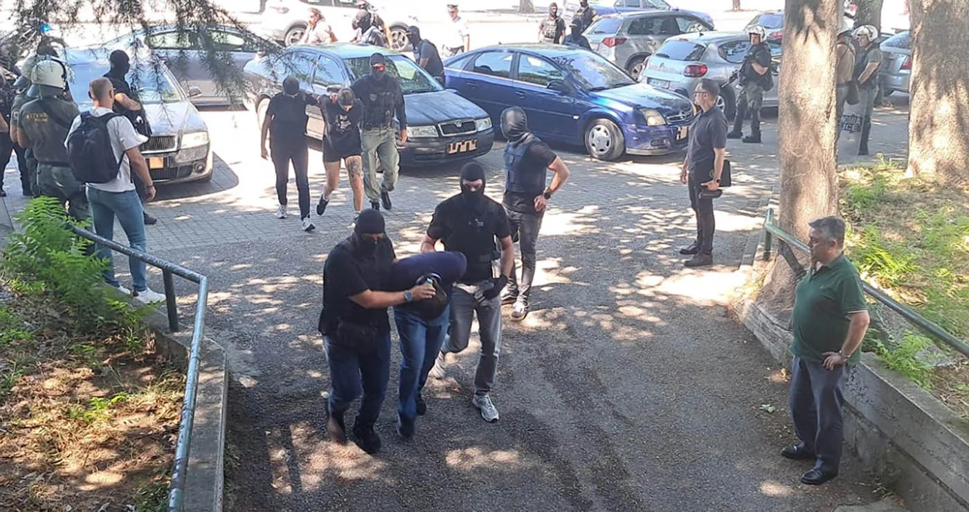 Στον ανακριτή οι τρεις συλληφθέντες για τη δολοφονία της Βάγιας Νέστορα – Συγκέντρωση αναρχικών έξω από τα δικαστήρια