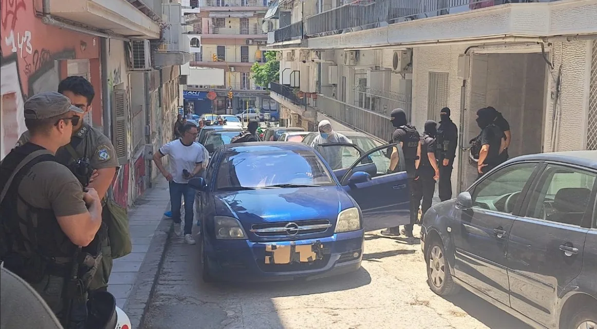 Φύλλο και φτερό το σπίτι του 25χρονου που συνελήφθη για τη δολοφονία της Βάγιας Νέστορα, αποχώρησε η Αντιτρομοκρατική