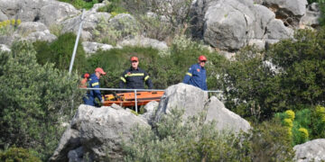 Επιχείρηση διάσωσης 78χρονου που έπεσε σε γκρεμό στην Καστοριά