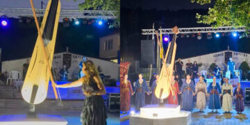 Διποταμία Καστοριάς: Η Βούλα Πατουλίδου αποκάλυψε τη μεταλλική ποντιακή λύρα των τριών μέτρων