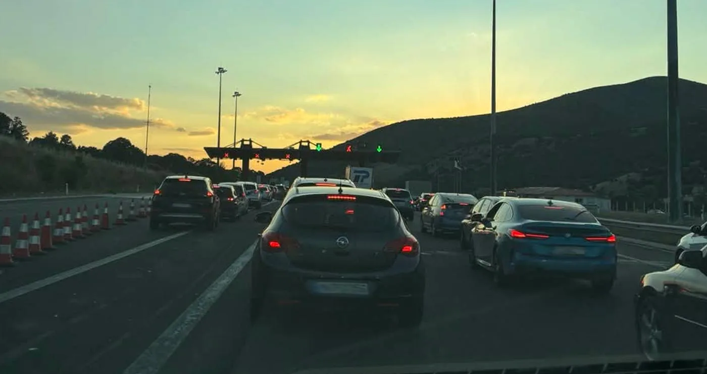 Χάος στα διόδια Πολυμύλου προς Κοζάνη – Ουρές και αναμονή άνω των 20 λεπτών (Βίντεο)