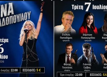 Μια τραγουδίστρια με μικρόφωνο ερμηνεύει με πάθος σε μια μουσική βραδιά για τις Εκδηλώσεις Αγίας Κυριακής στην Κεντρική Πλατεία Καλονερίου.