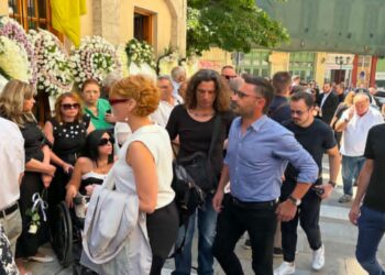 Με δάκρυα στα μάτια φίλοι και συγγενείς λένε το τελευταίο αντίο στη Βάγια Νέστορα (βίντεο)