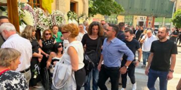Με δάκρυα στα μάτια φίλοι και συγγενείς λένε το τελευταίο αντίο στη Βάγια Νέστορα (βίντεο)