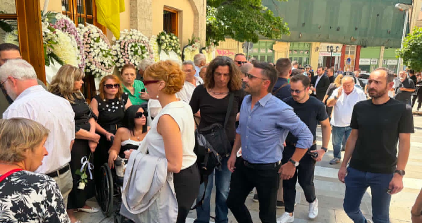 Με δάκρυα στα μάτια φίλοι και συγγενείς λένε το τελευταίο αντίο στη Βάγια Νέστορα (βίντεο)