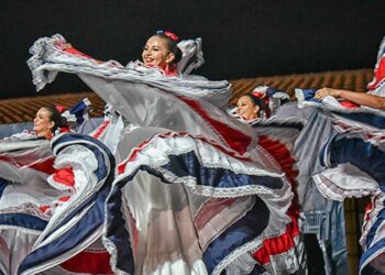 Εντυπωσιακή επίσημη έναρξη για το 4ο Διεθνές Φολκλορικό Φεστιβάλ στο Τσοτύλι (ΦΩΤΟ)