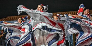Εντυπωσιακή επίσημη έναρξη για το 4ο Διεθνές Φολκλορικό Φεστιβάλ στο Τσοτύλι (ΦΩΤΟ)