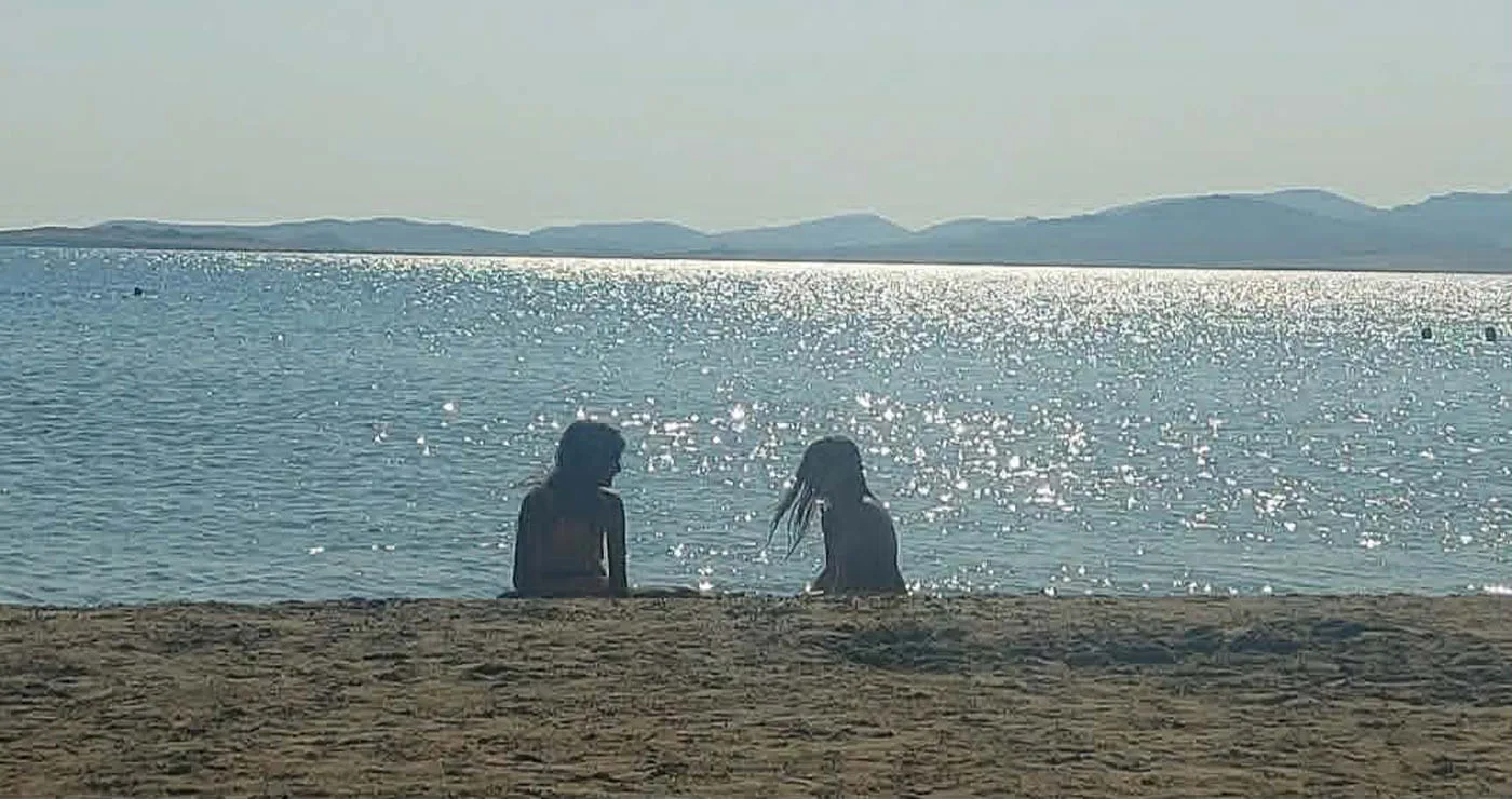 Καλό Μήνα, το Καλοκαίρι είναι πλέον εδώ! (της Κούλας Πουλασιχίδου)