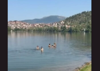 Με βουτιές στη λίμνη της Καστοριάς αντιμετώπισαν οι πολίτες τον σημερινό καύσωνα (Βίντεο)