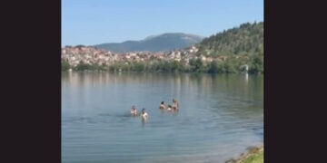 Με βουτιές στη λίμνη της Καστοριάς αντιμετώπισαν οι πολίτες τον σημερινό καύσωνα (Βίντεο)