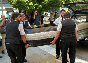 Κοζάνη: Ξεκίνησε η προσέλευση κόσμου στην κηδεία της Βάγιας Νέστορα – Οι πρώτες εικόνες