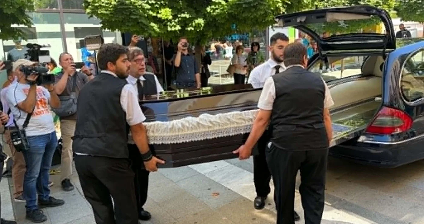 Κοζάνη: Ξεκίνησε η προσέλευση κόσμου στην κηδεία της Βάγιας Νέστορα – Οι πρώτες εικόνες