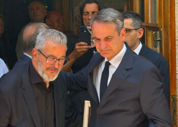 Στο πλευρό της οικογένειας Νέστορα ο Πρωθυπουργός – Συνομίλησε και με αρκετό κόσμο